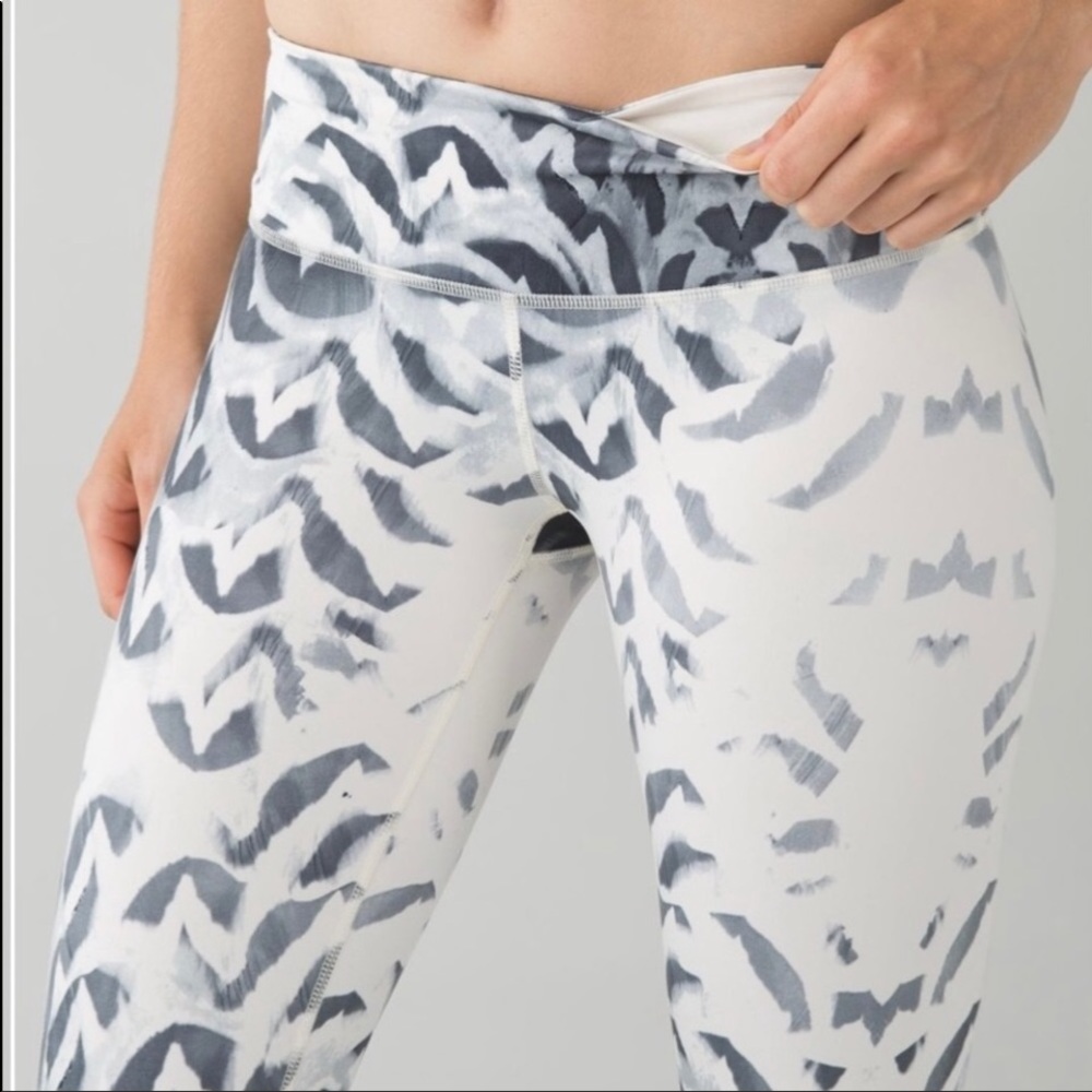 Lululemon 6 Wunder Under Crop Pants Amalia Feathers White, Grey, Black Funky - Picture 7 of 15